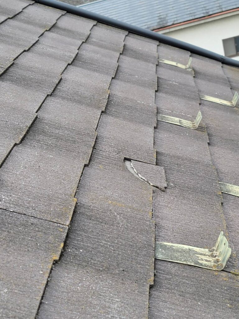 複数箇所で割れが確認でき、落下などの危険がありました。