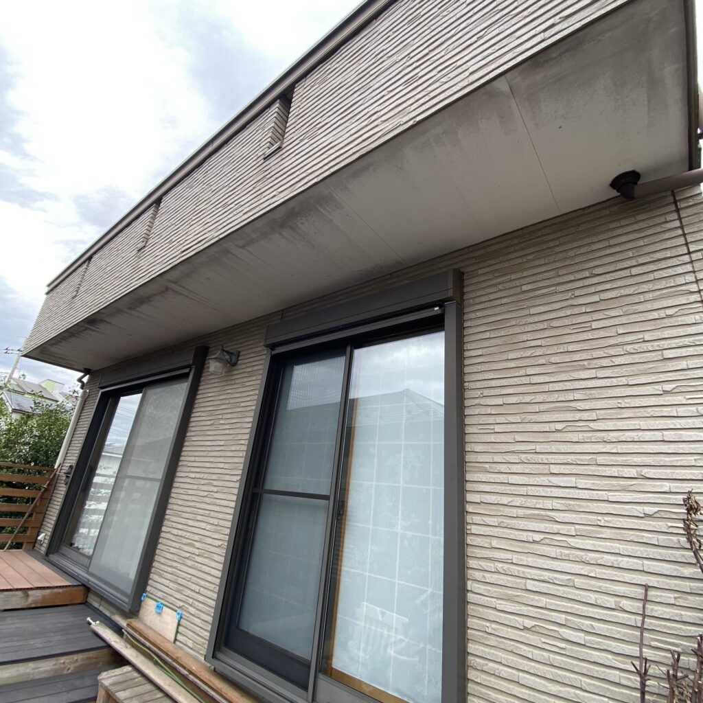 外壁も経年による色あせが全体的に見られました。