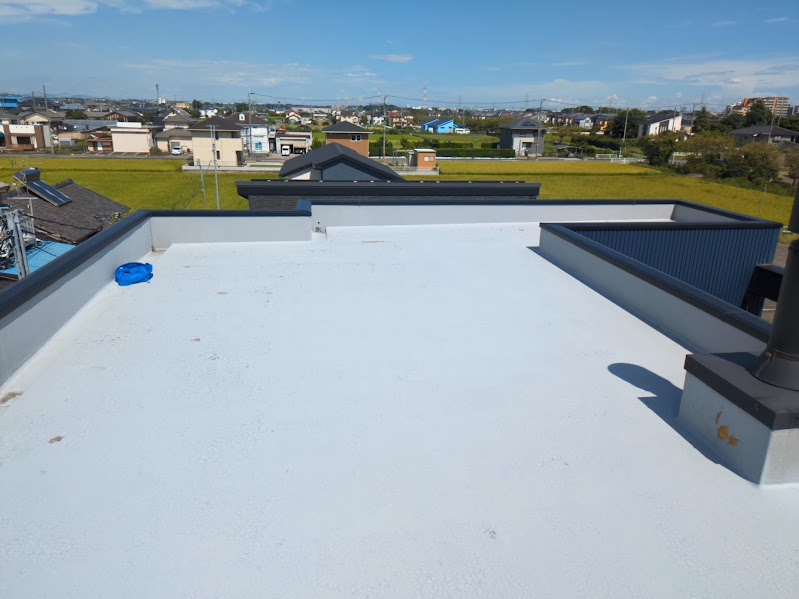 屋上の形状に合わせて、3種類の太陽光パネルを設置します。