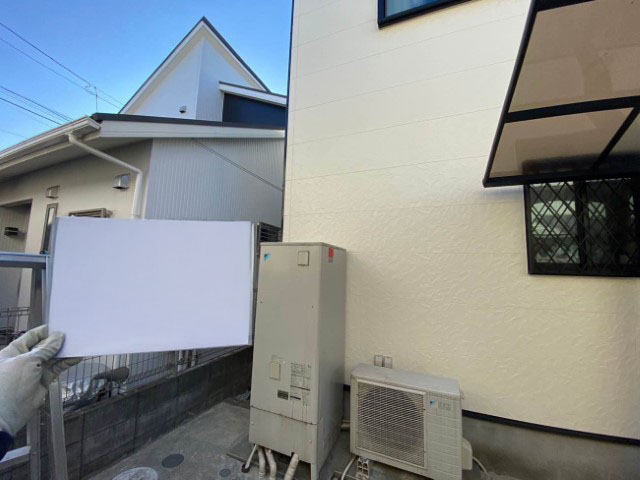 既存の場所に合わせて、 蓄電池ユニットを設置していきます。