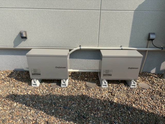 パワーコンディショナと蓄電池ユニットの前面カバーを取り付けました。直射日光や雨風から保護して機器の劣化を防ぎ、安定稼働できるようにしました。