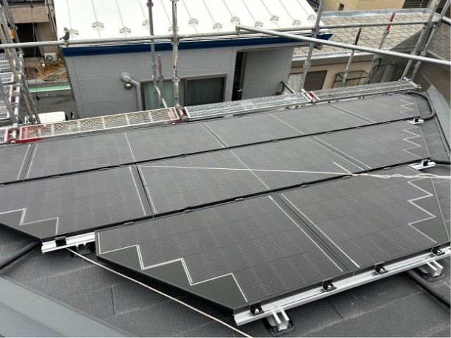 理想の屋根配置と安心の蓄電力で、スマートな自給自足生活へ